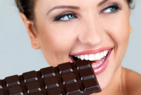 Eating dark chocolate could be the secret to a good night`s sleep - VIDEO
